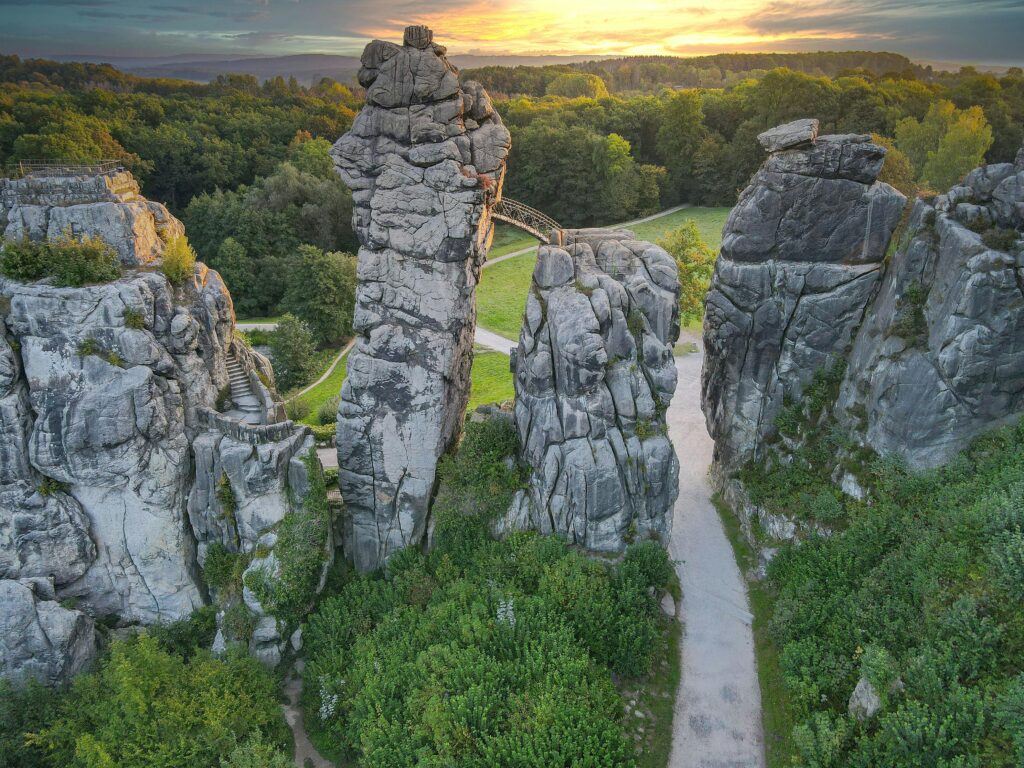 Top 10 Außergewöhnliche Kurztrips mit Kindern in Deutschland 🌟 8 Externsteine Nordrhein-Westfalen – Mythen und Klettern