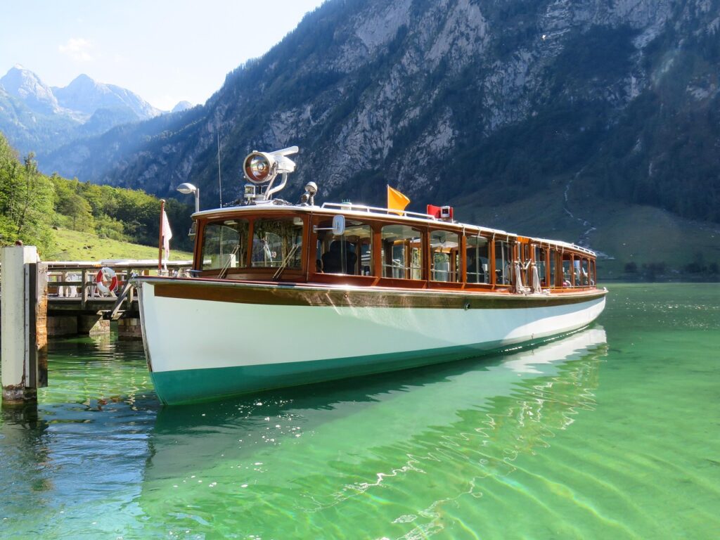 Top 10 Außergewöhnliche Kurztrips mit Kindern in Deutschland 🌟 7 Königssee Bayern – Bootsfahrt für die Familie