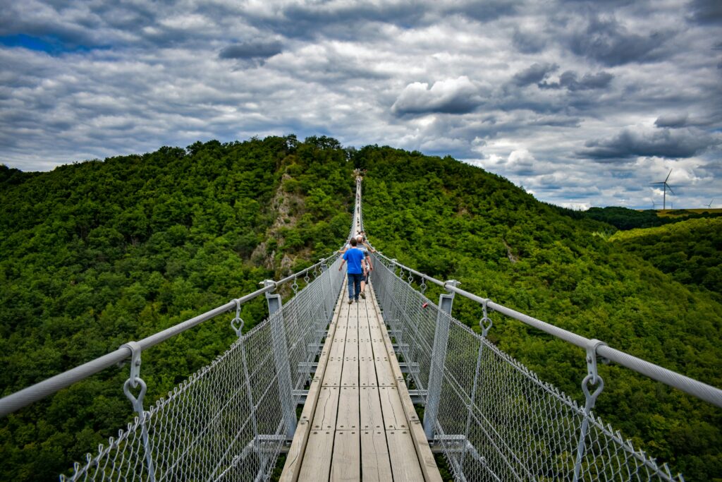 Top 10 Außergewöhnliche Kurztrips mit Kindern in Deutschland 🌟 9 Kurztrips mit Kindern in Deutschland - Geierlay Hängeseilbrücke Rheinland-Pfalz