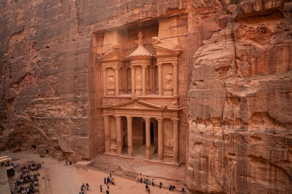 Top 10 Außergewöhnliche Reiseziele für 2025 Weltweit 🌍 3 Petra (Jordanien) – Verborgene Felsstadt 10 Außergewöhnliche Reiseziele Weltweit