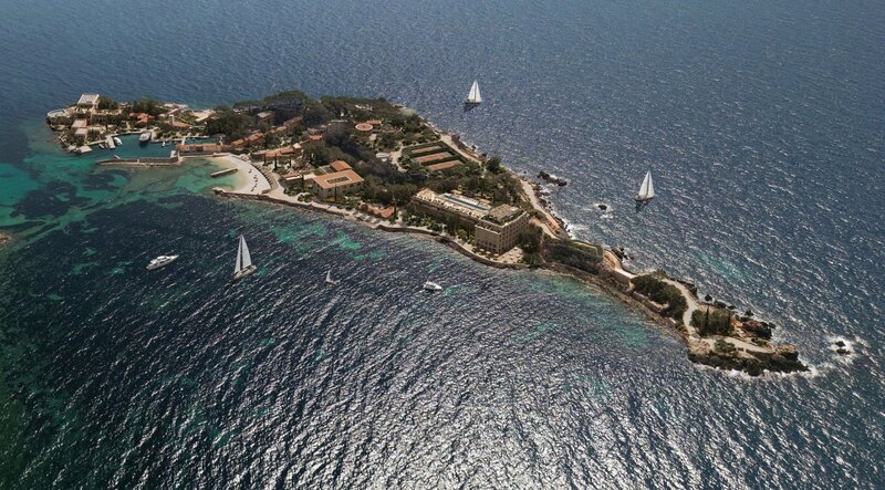 Zannier-Bendor-Ile-de-Bendor-Overview-©-Zannier-Hotels-2048x1135